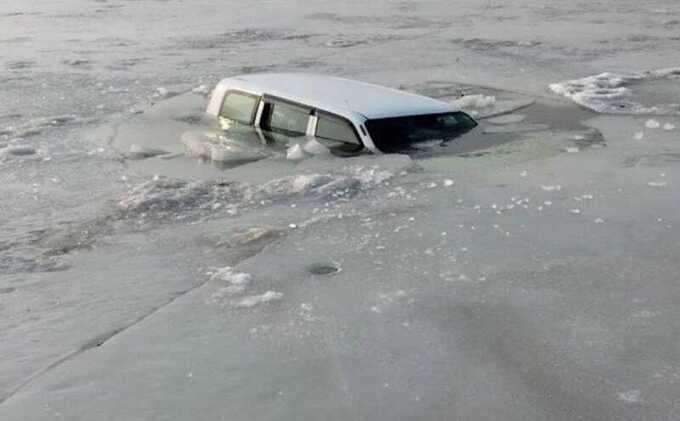 В Приморье массово затапливаются автомобили рыболовов